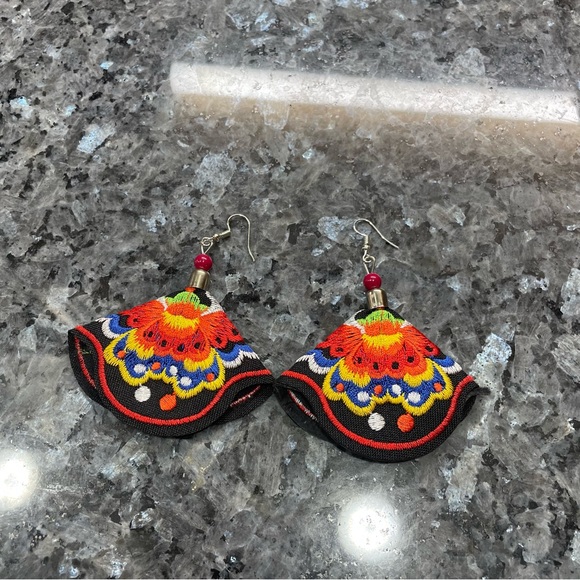 🦋 3/$24 Festive floral boho embroidered dangling fabric earrings / NWOT - Picture 6 of 7